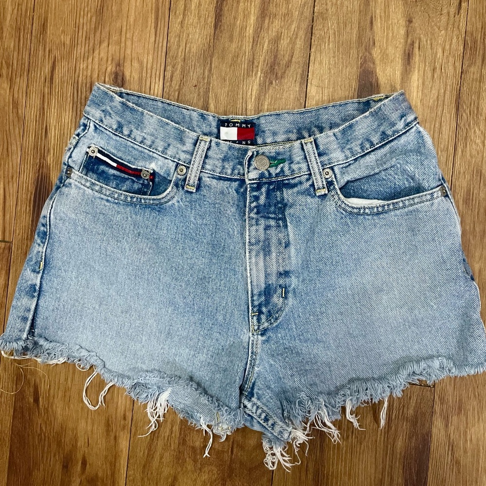 Vintage Tommy Hilfiger jean shorts with patch. Size 27/28 waist (4)